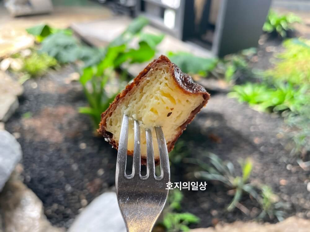 평택 카페 맛집 커피냅로스터스HQ - 까눌레 단면