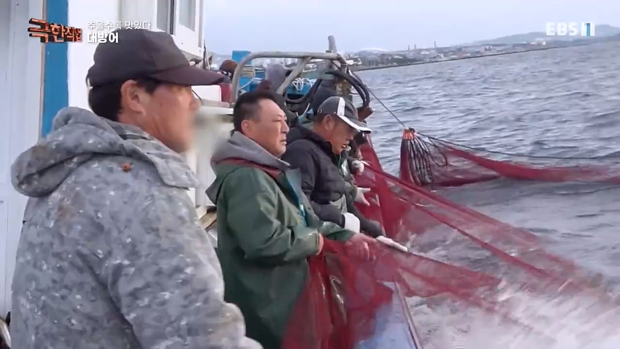 [극한직업] 추울수록 맛있다 장(長)마와 대방어.E734.221218p-NEXT.mp4_20221219_193409.089.jpg