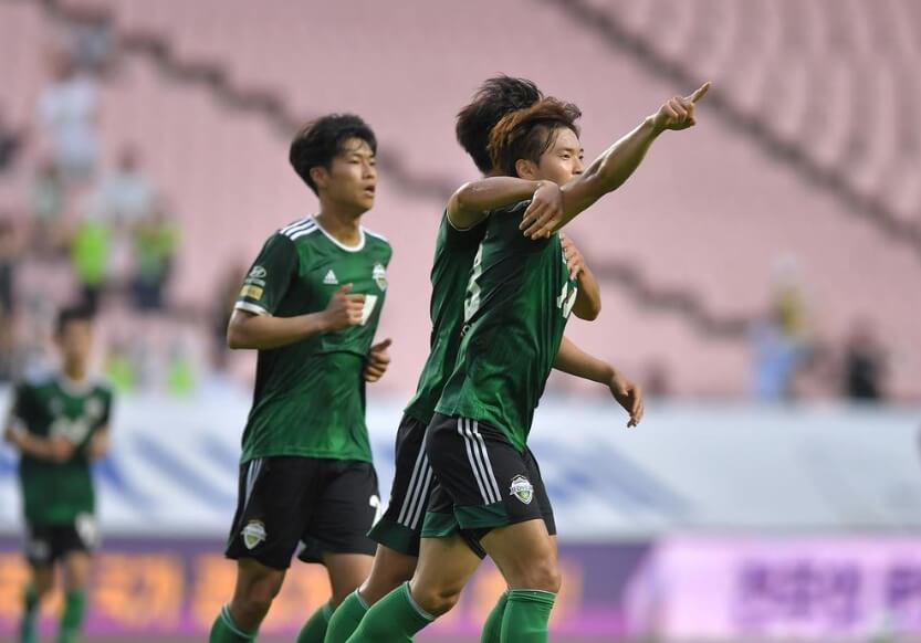 축구유니폼을입고있는-여러명의남성의모습