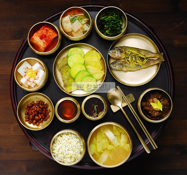 숟가락+젓가락 사용법에도 ‘문화’가 숨어 있어요 . 한국 밥상. 사진 한식재단