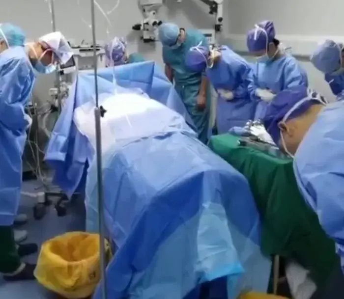 "두 아이의 엄마이자 훌륭한 간호사 이미선 씨는 6명의 환자에게 새 생명을 선물하고.. 사랑하는 가족을 남기고 하늘에 별이 되었습니다.