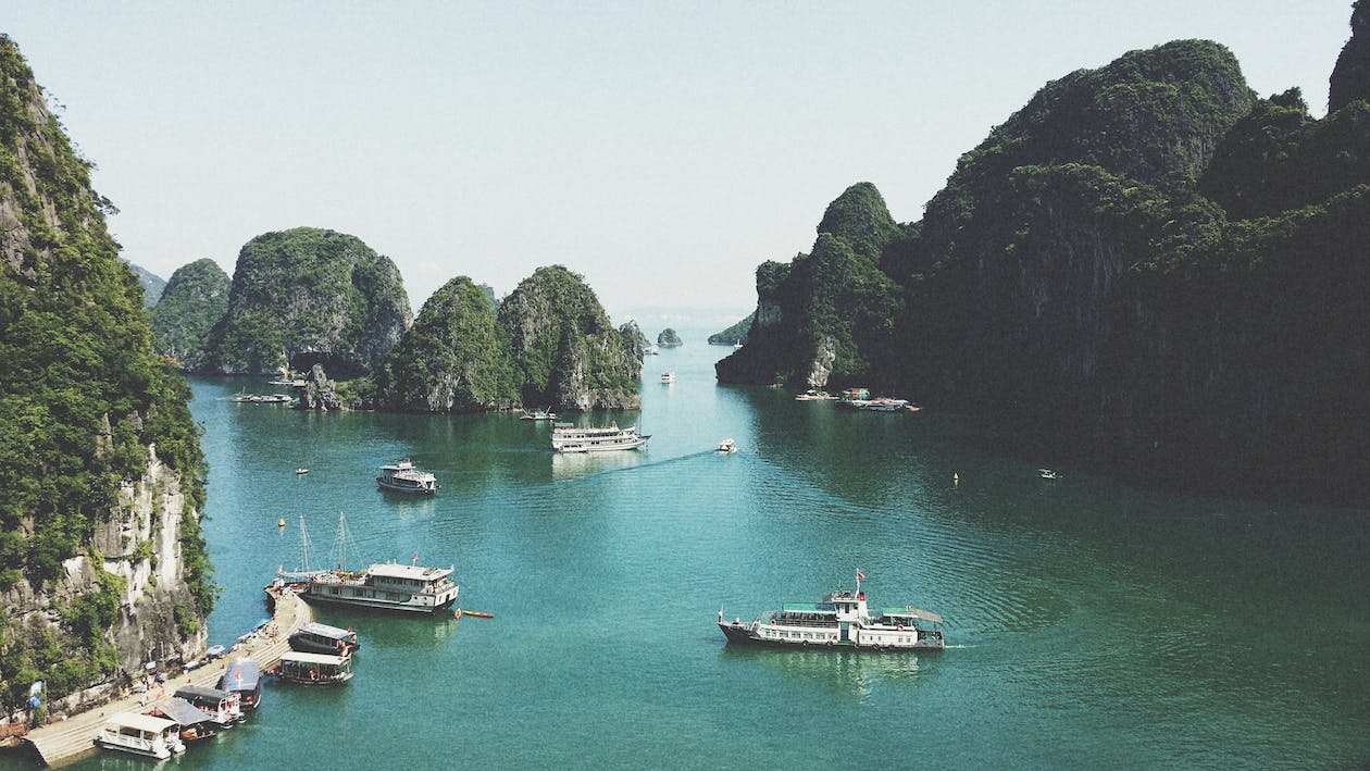 베트남 하롱베이 섬들 배로 구경