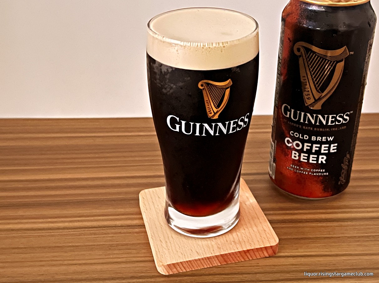 기네스 콜드브루 커피 맥주(GUINNESS Cold Brew Coffee Beer)를 한잔 따라 놓은 사진