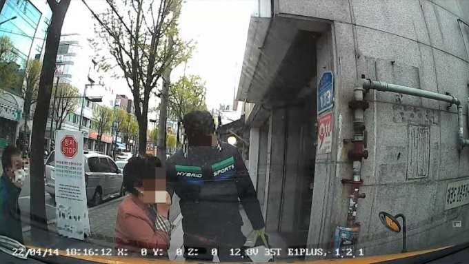  서울 강북구, 인사 안했다는 이유로 욕설, 아이 탄 어린이 보호 차량을 발로 차 위협한 건물주 아들과 아내의 갑질.