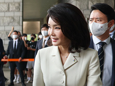  김건희 여사, '조용한 내조' 접고 광폭 행보..'자기 정치' 비판도