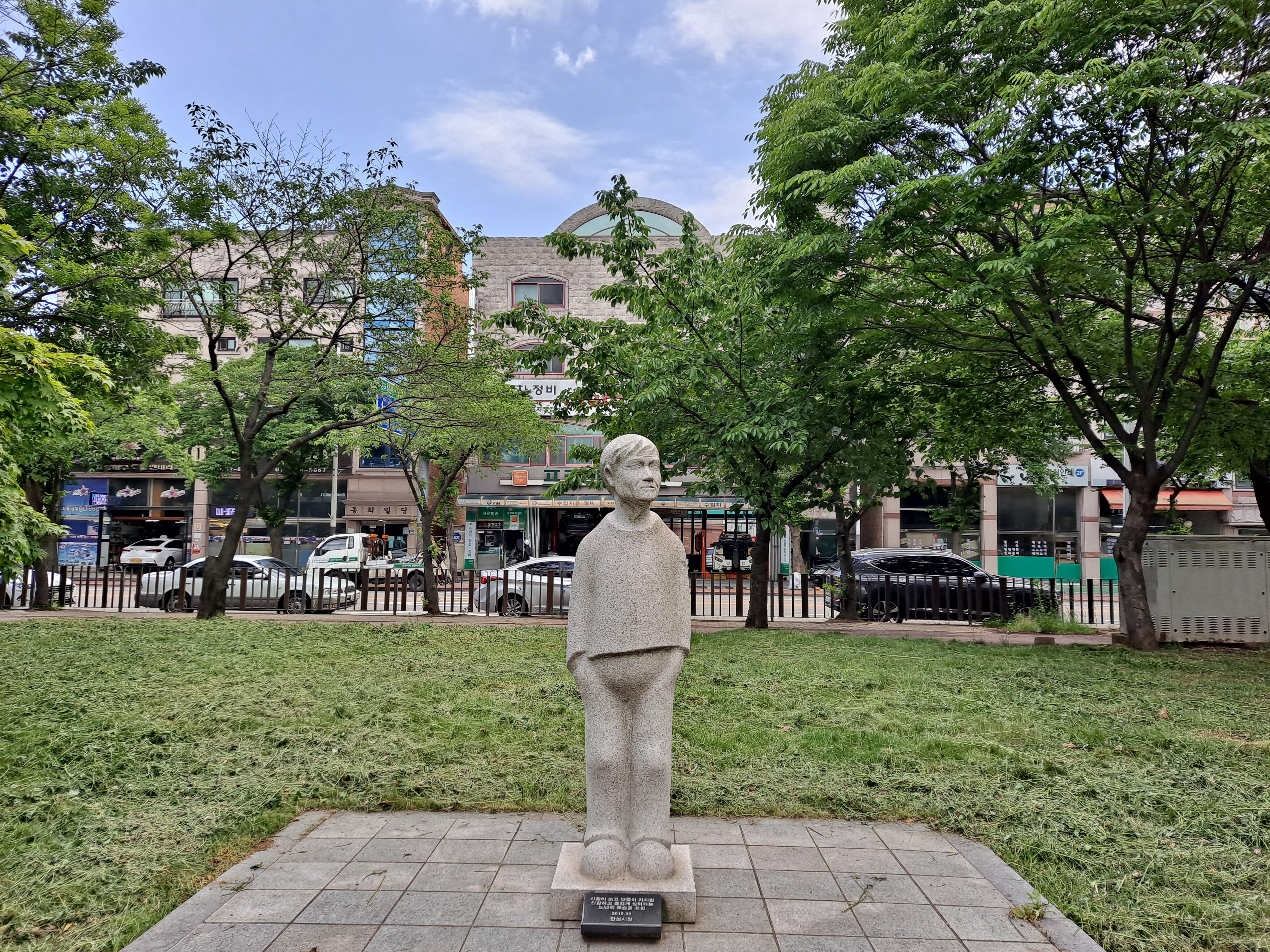  안산 화정천과 조각상
