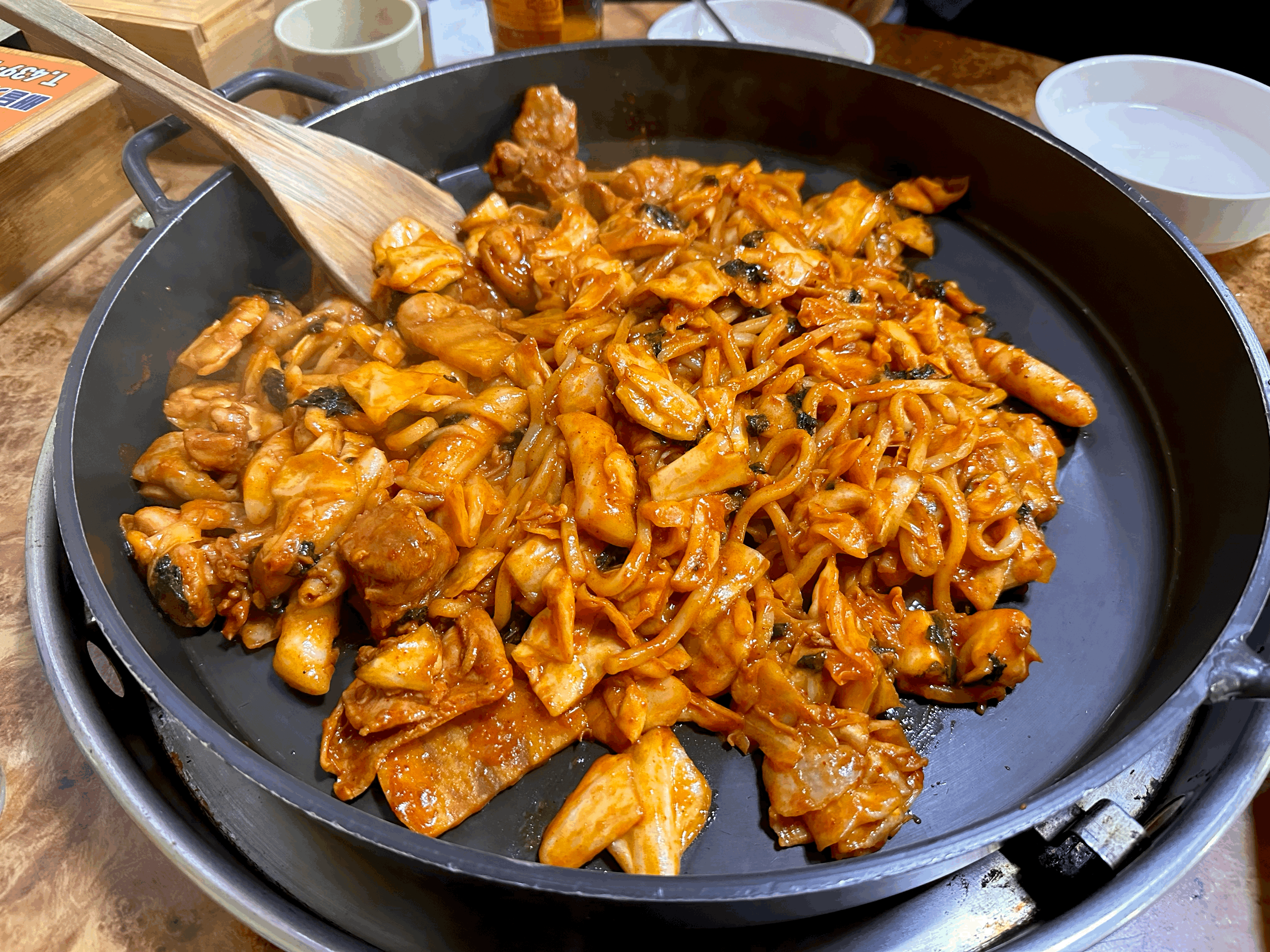  닭갈비 익는 거 바라볼 필요 없는 '중화호반닭갈비막국수' 내돈내산