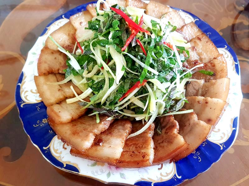 보기 좋게 담아내면 삼겹살 조림 완성
