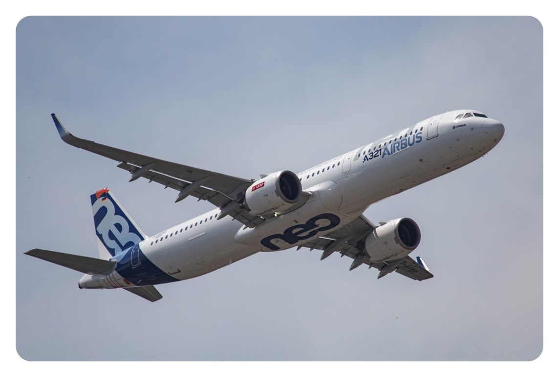 Airbus A321neo 여객기가 비행하는 모습을 찍은 사진