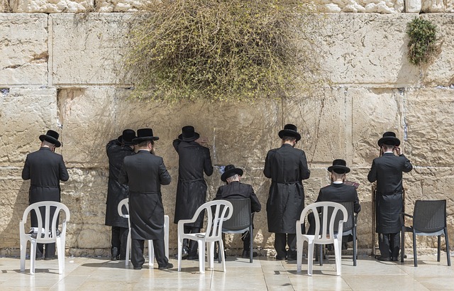 이스라엘 유대인 통곡의 벽에서 기도하는 모습