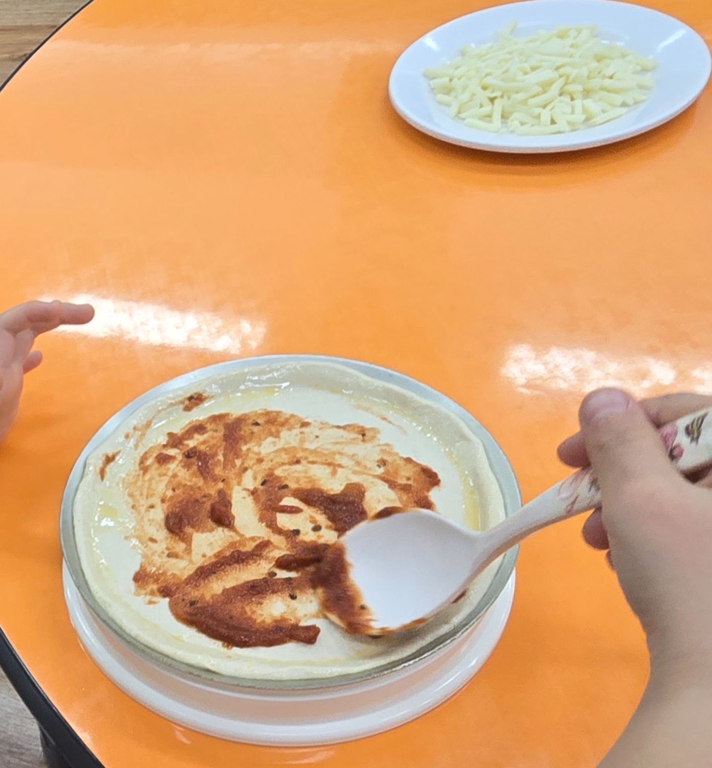 토마토 소스 바르는 모습