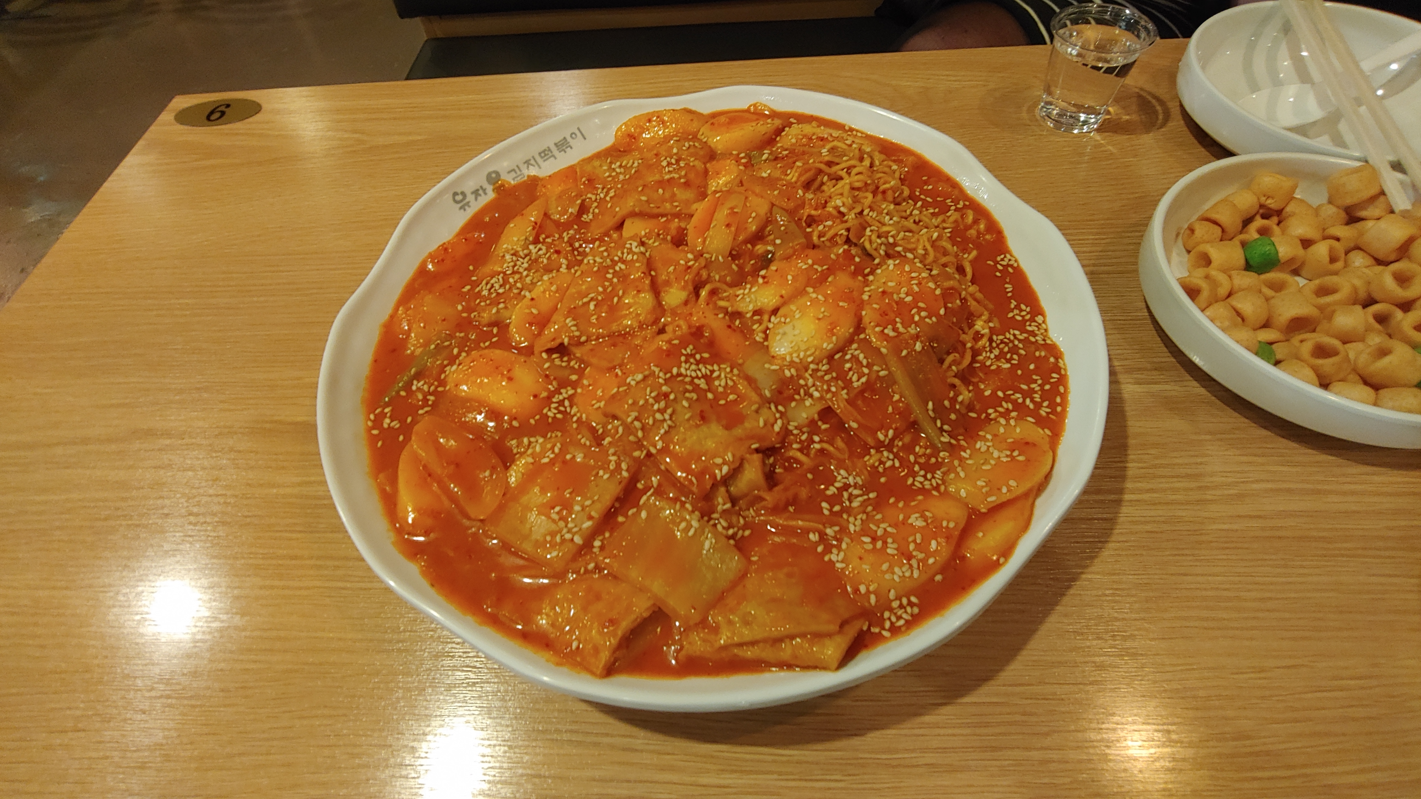  25년 전통 고대 앞 김치떡볶이의 원조, 유자유