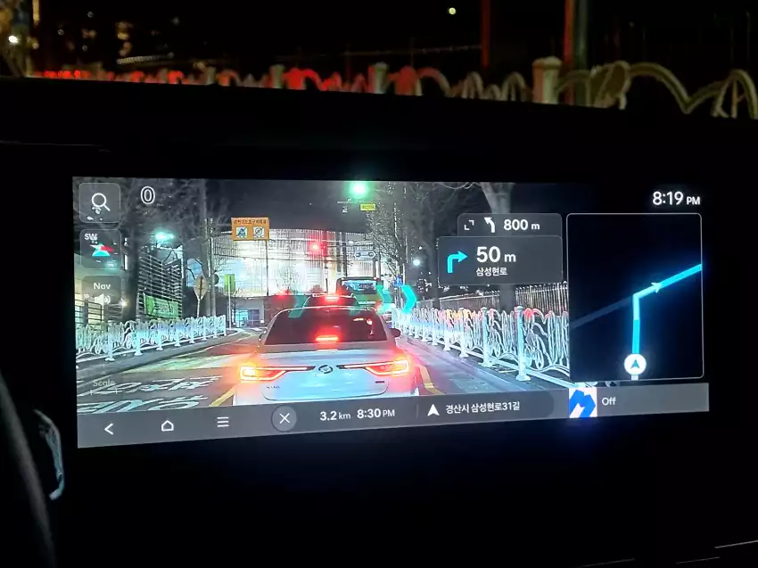 안에서 보이는 증강현실 길 안내 화면은 야간에 특히 밝았습니다.
