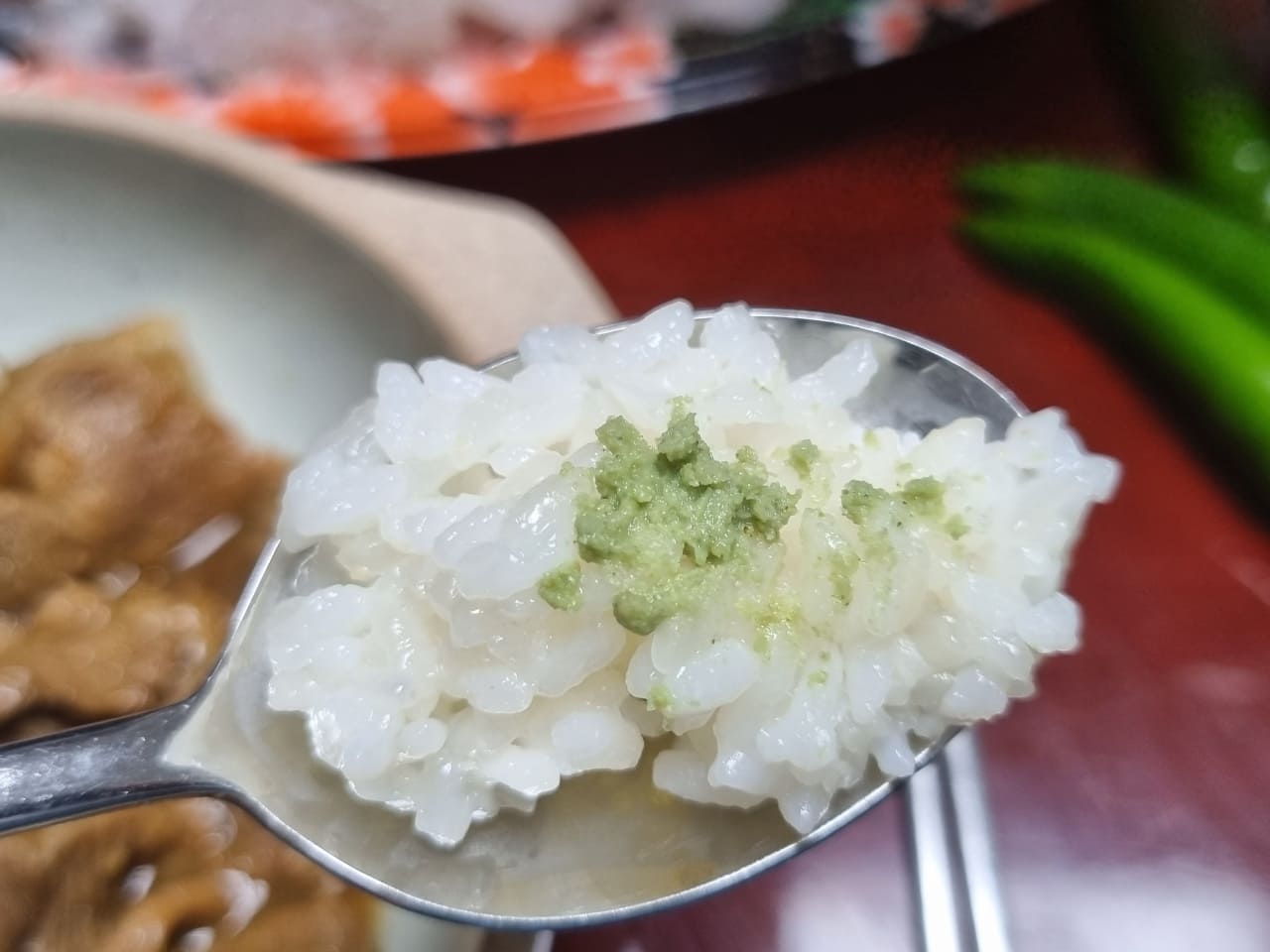 밥 위에 고추냉이 올려 즉석 초밥 만들기 사진