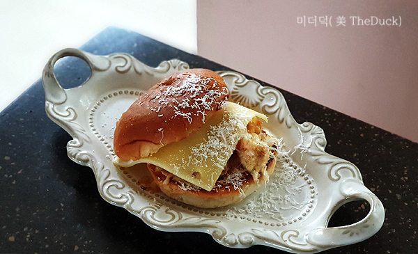 완성된 새우치즈버거
