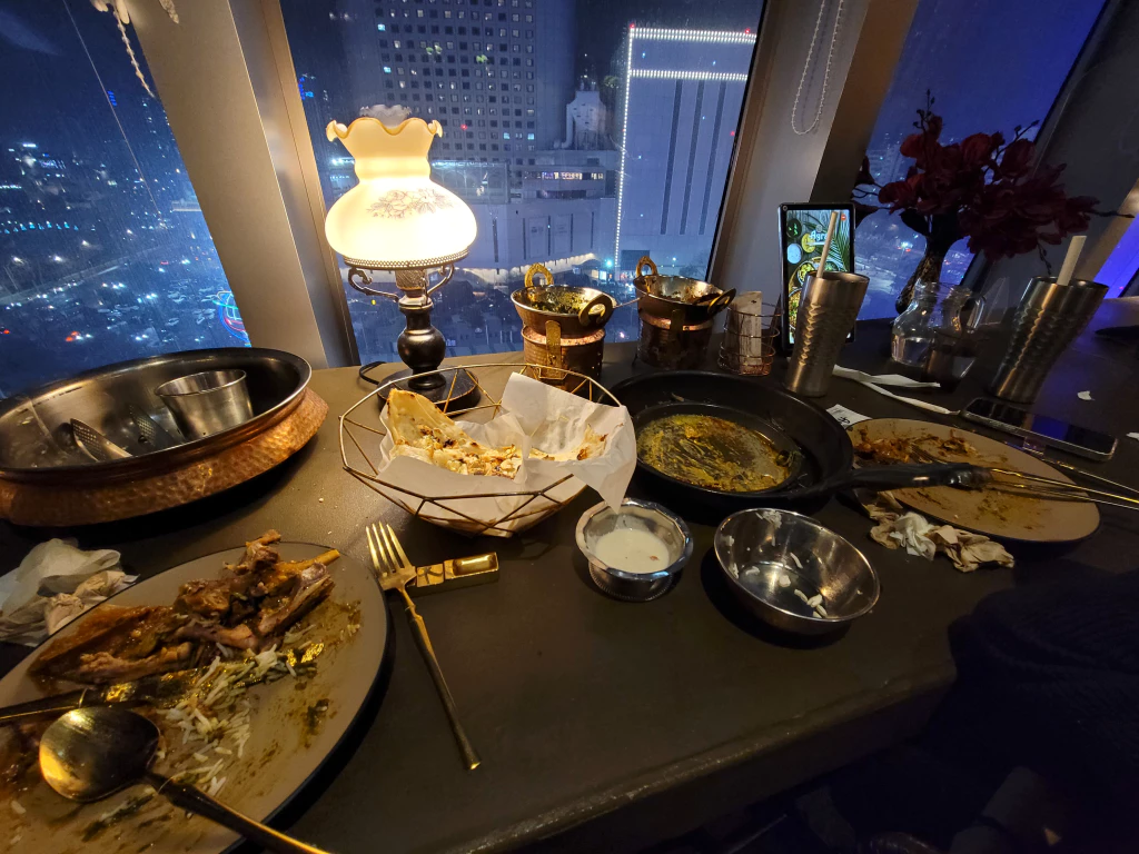 다 먹은 테이블의 사진.