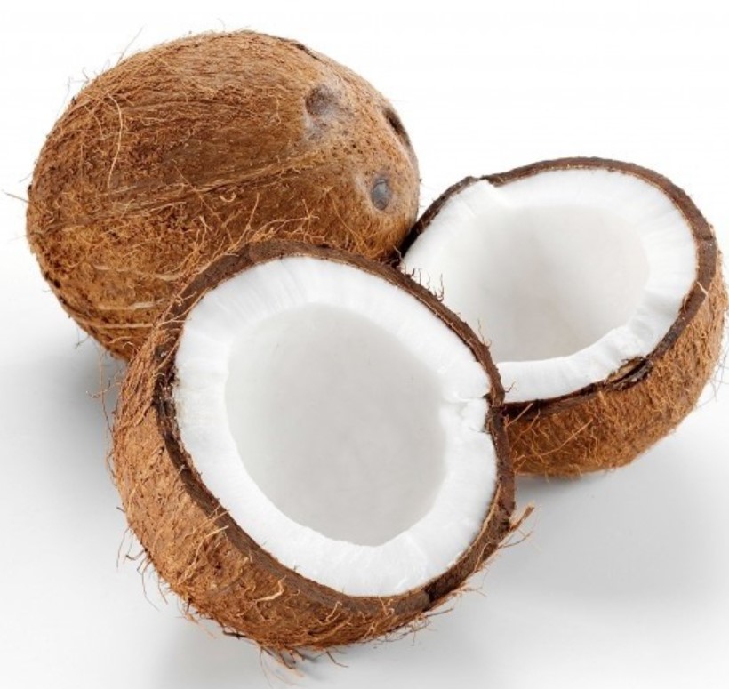 코코넛-한-통과-반쪽난-한-통이-모여있는-모습