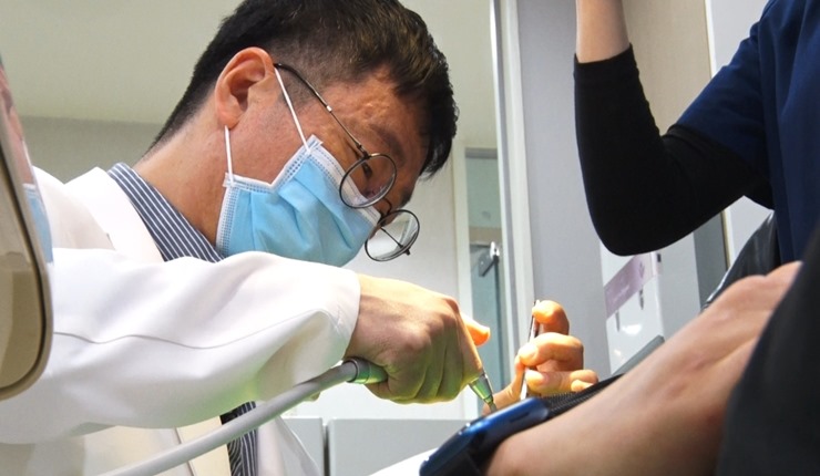 진료하는-이정혁-치과의사