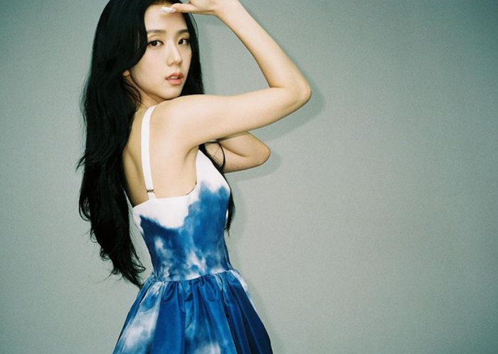  블랙핑크 지수 원피스 _ 알렉산더맥퀸 블루 스카이 미디 드레스 (지수 인스타그램 패션)