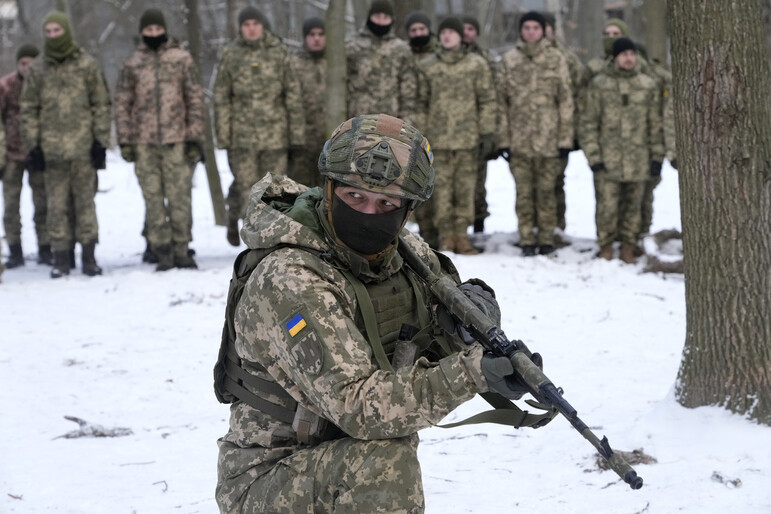 훈련 중인 우크라이나군의 모습