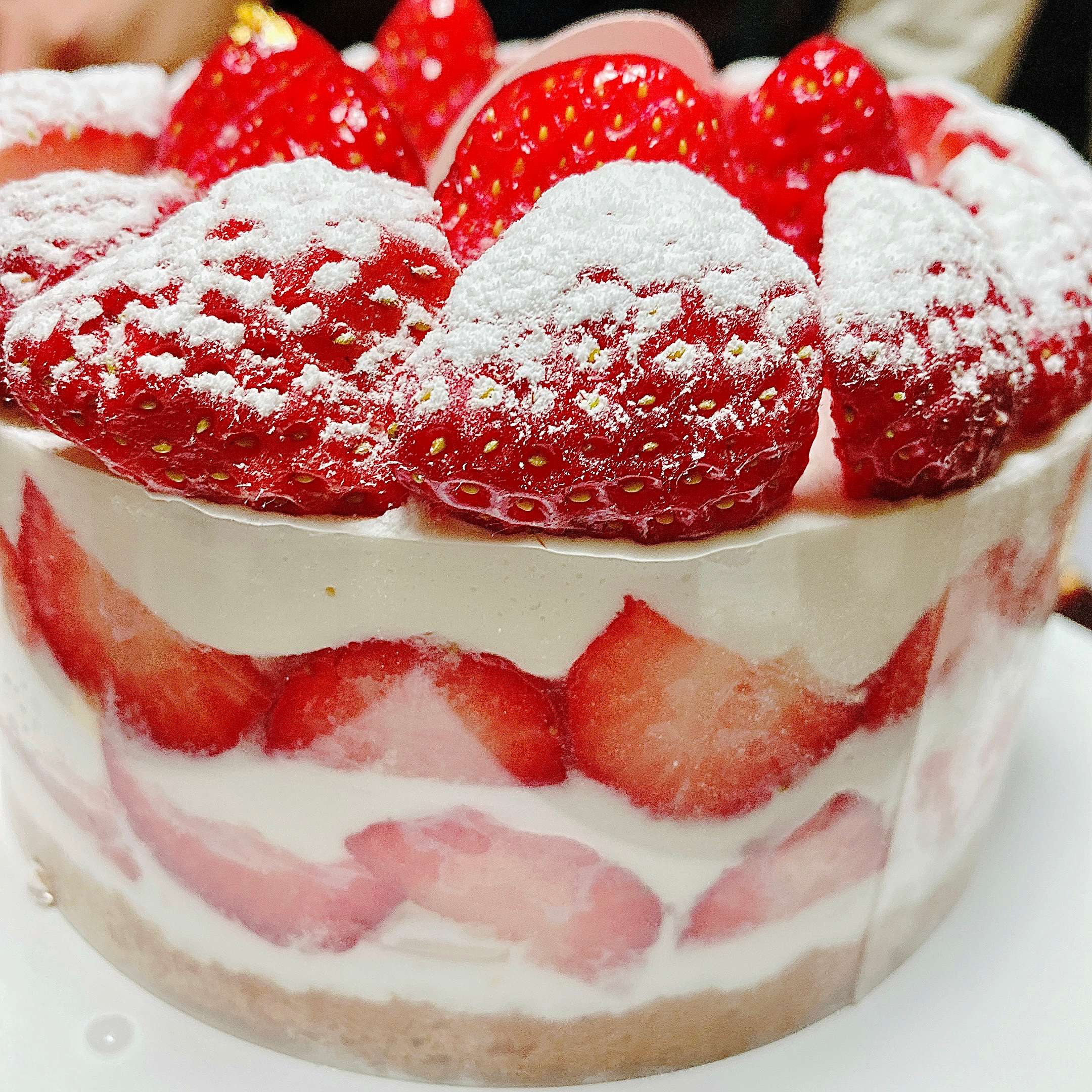 딸기가 가득한 케이크