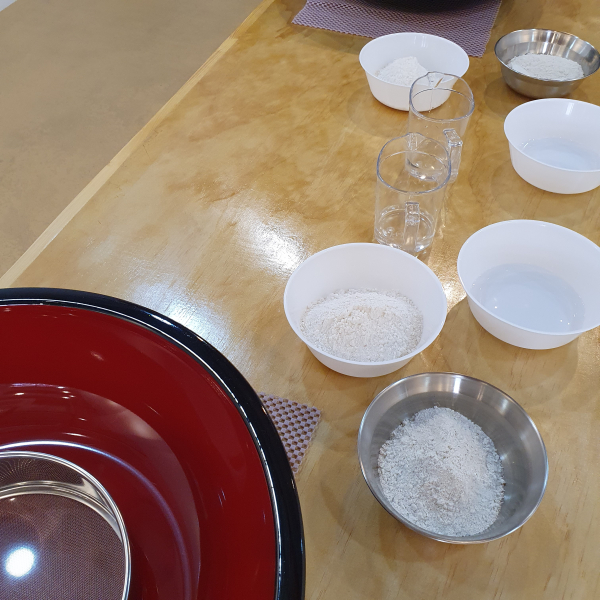 메밀면을 손으로 만들 수 있는 도구들 메밀가루 밀가루
물 물컵 준비된 모습
