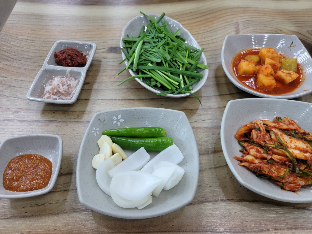 제일식육식당 상차림과 실내분위기