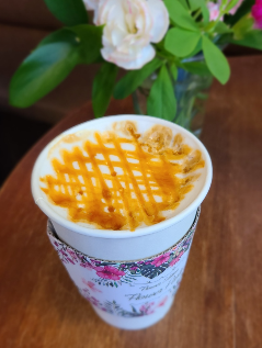 종이컵에 담긴 캐러멜 마끼아또