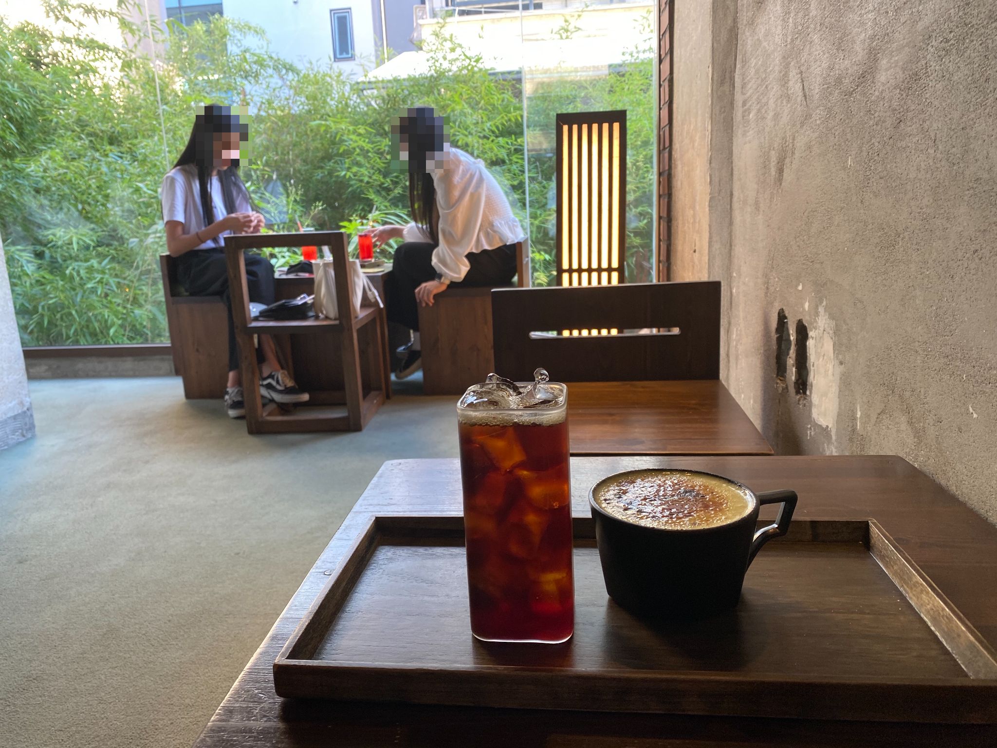 카페 내부에서 바라보는 숲을 배경으로 음료 두잔을 놓고 찍은 사진
(좌측 스톤 드립 커피 아이스, 우측 스톤 드립 계란커피)