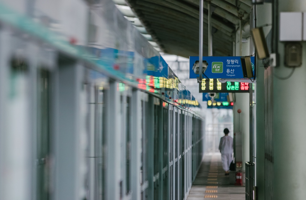 지하철-통로-한국-사람-뒷모습