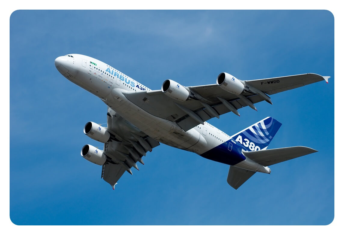 에어버스 A380이 비행하고 있는 모습을 찍은 사진