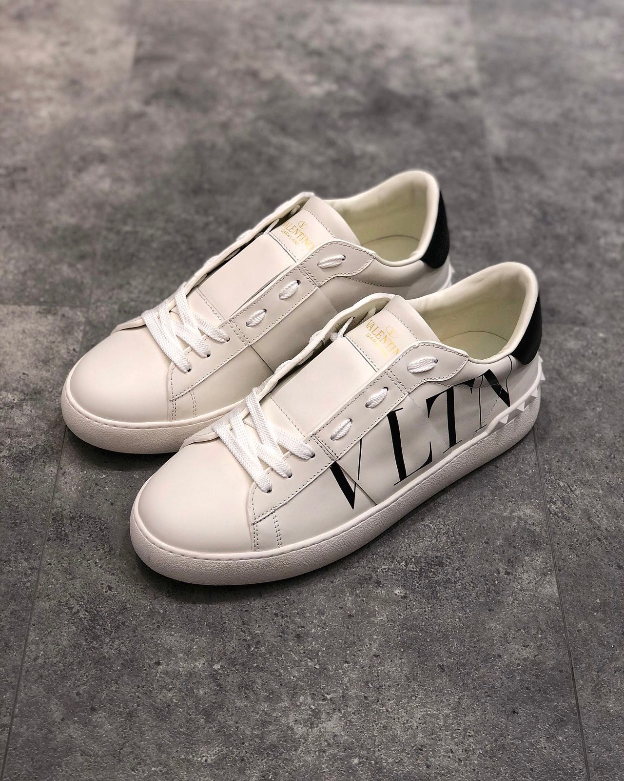  [VALENTINO] 발렌티노 VLTN 스니커즈 VY2S0830 PST A01