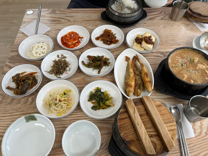 테이블-위에-여러가지-음식들