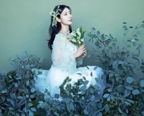 미의 여신같이 흰색 드레스로 꽃과 함께 찍은 박신혜 웨딩화보