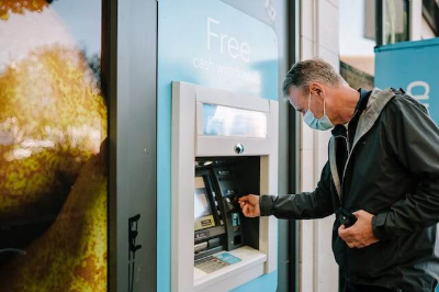 은행 ATM 출금 중인 남성