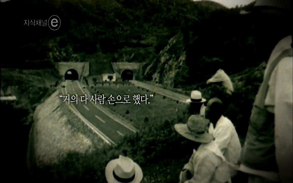 지식채널-e모두의 도로길 위, 누군가의 삶은 멈추었고 세상은 빨라졌다.mp4_20220506_205925.302.jpg