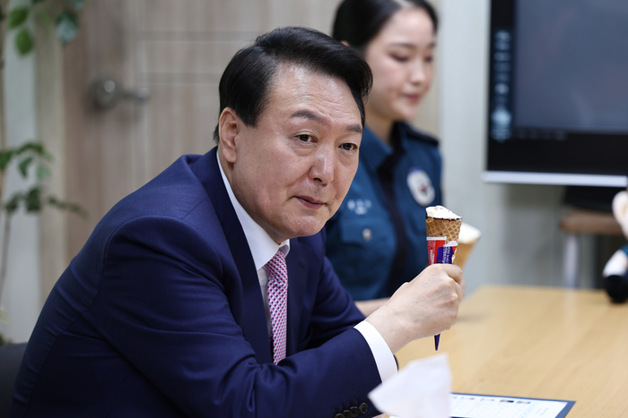  윤 대통령 '경찰관 1인 1총기' 발언에 경찰 와글와글..일선 "현장 모르는 얘기"
