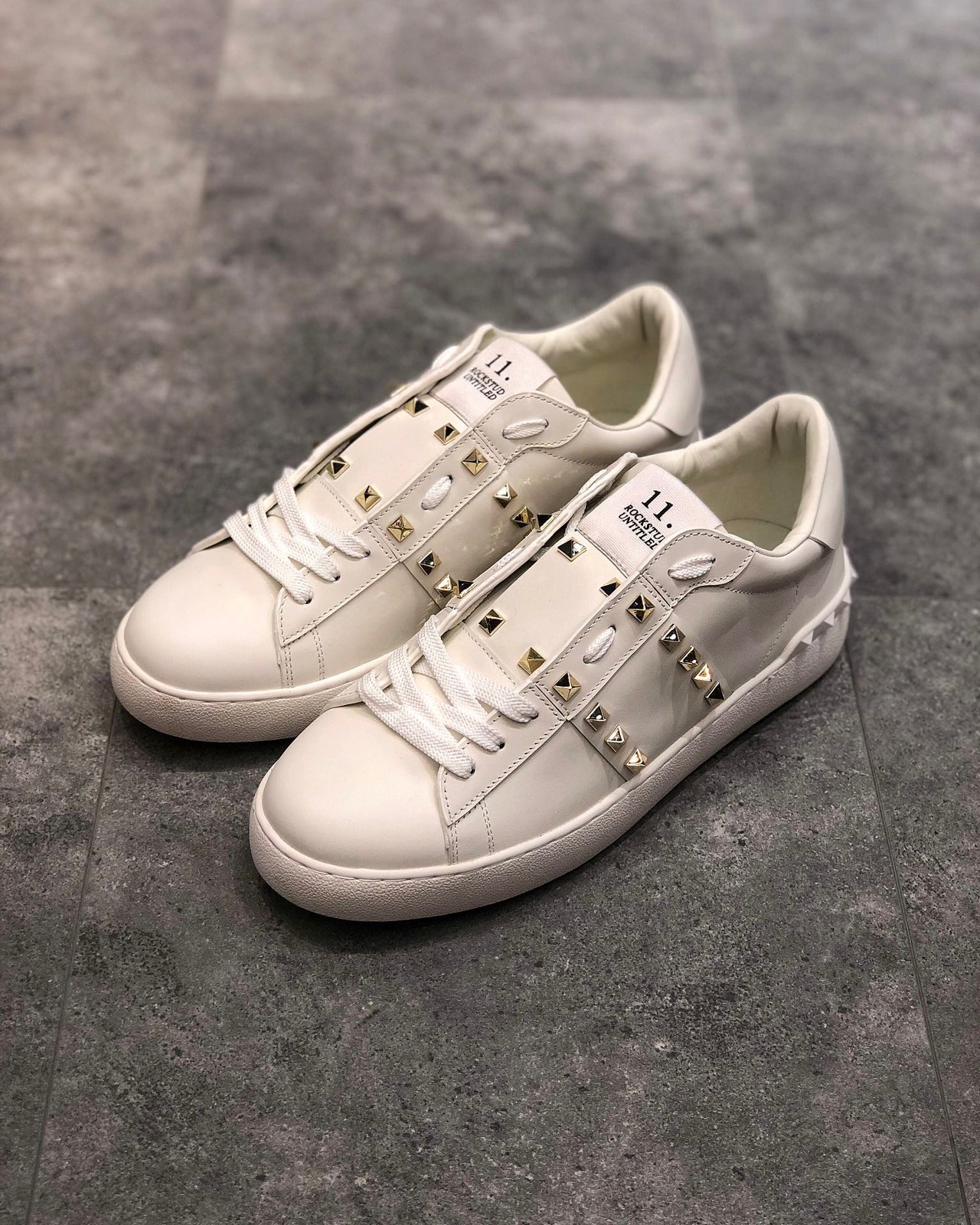 [VALENTINO] 발렌티노 락스터드 언타이틀 스니커즈 VY2S0931BHS0BO