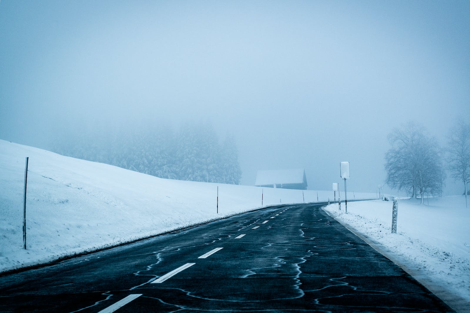 도로가 얼어있는 사진