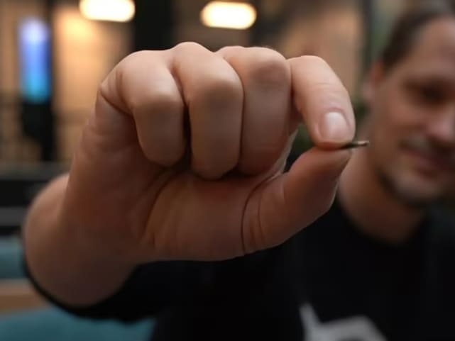  매트릭스가 현실로?...스타트업, 몸에 심는 백신패스 칩 개발 VIDEO: Swedish startup Epicenter unveils rice-sized microchip implant that stores your COVID vaccine passport