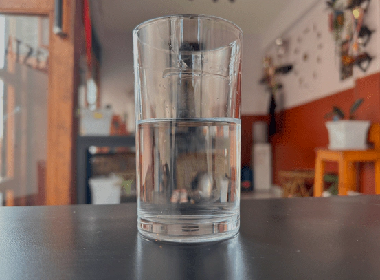 냉수가 절반쯤 남아있는 유리컵
