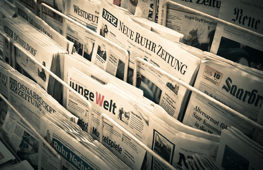 집안 곰팡이 냄새 제거 방법으로 도움이 되는 신문지가 놓여 있다