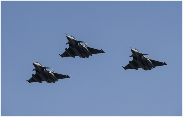 이집트 공군이 운용하는 Rafale 전투기는 프랑스에서 만들었다.