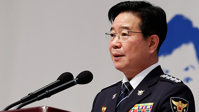  [속보] 김창룡 경찰청장, 사의 표명 기존 임기는 다음달 23일 경찰 인사 번복 논란과 관련해 윤석열 대통령이 "국기문란"이라고 지목하기도 해, 청장 용퇴론이 일기도