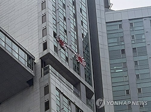 부산 아파트 주민의 욱일기 사건: 현충일 논란과 그 배경