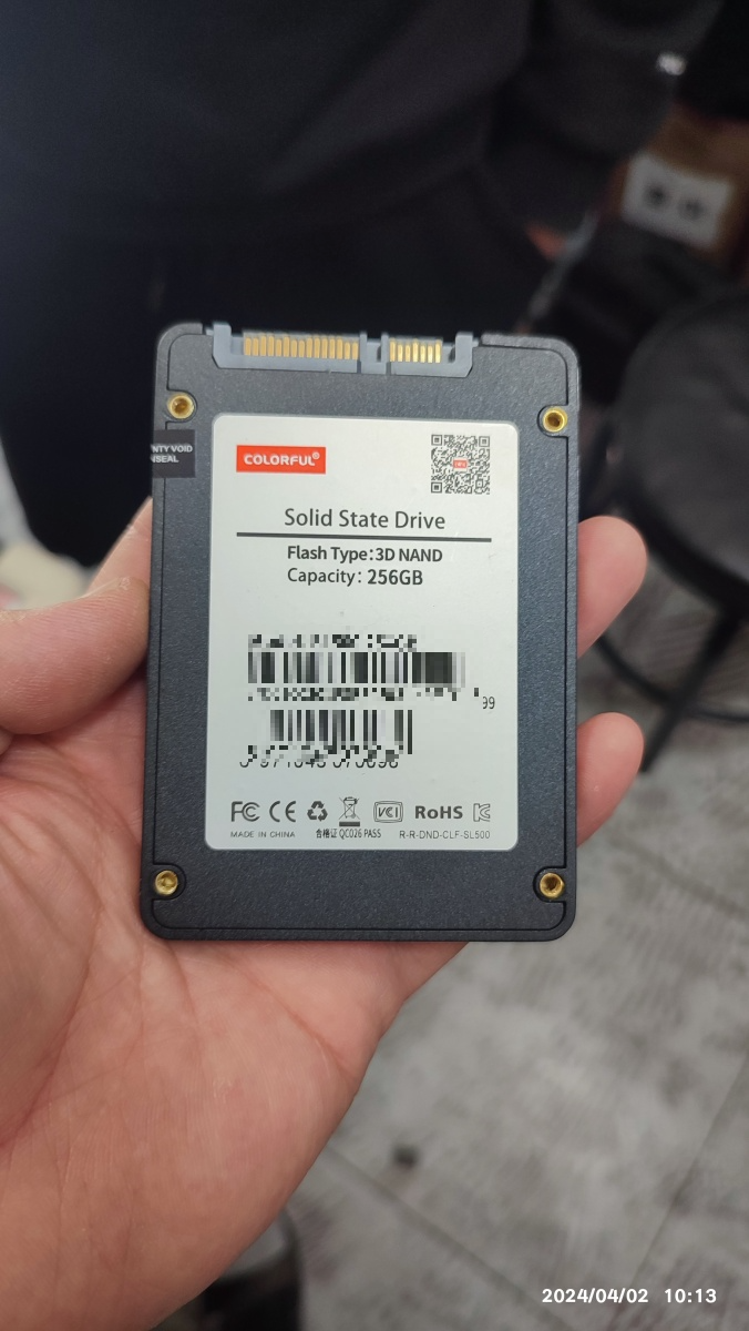손님의 SSD는 SATA 인터페이스의 칼라풀 SL500 256GB 제품입니다