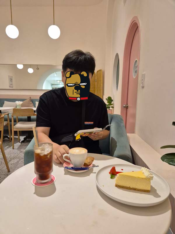 호치민 여행_호치민 카페_2군 타오디엔_치즈케이크 응온_ Cheesecake Ngon_사진찍기3