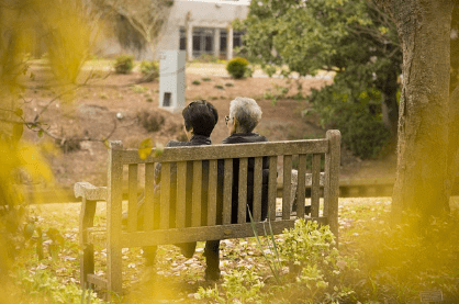 벤치에 앉아있는 노년 부부