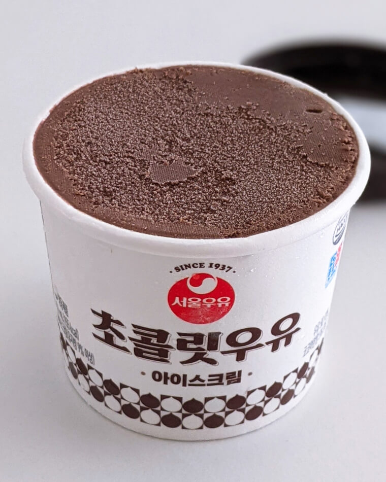 뚜껑을 오픈한 서울우유 초콜릿우유 아이스크림