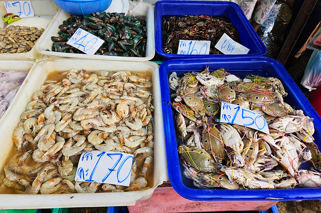 태국 방콕 딘댕마켓 Dindaeng Market 새우와 게 수산물 판매